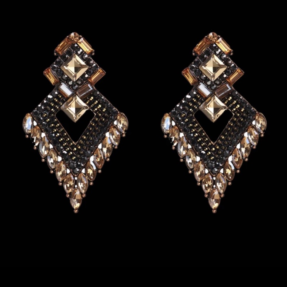 👇🏻$Reduced to lowest price. Radiant antique Gold finish ♦️ earrings